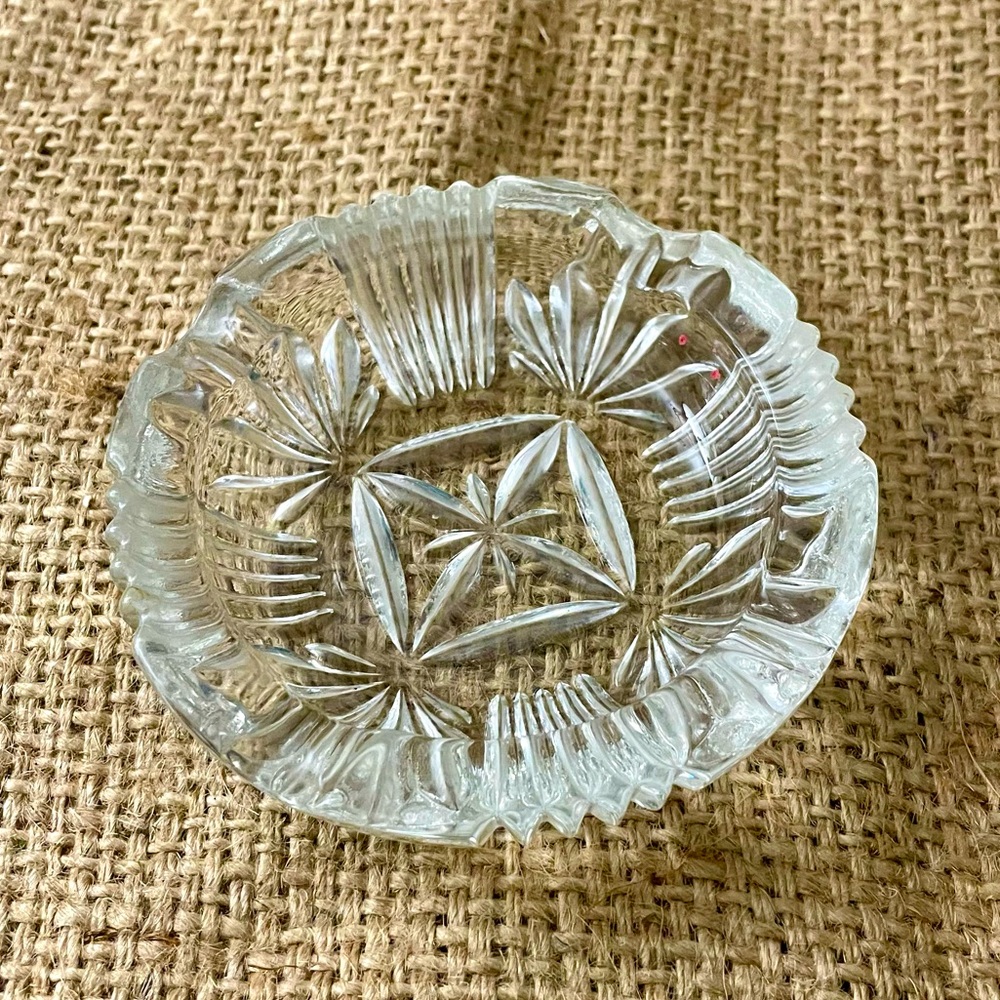 Vintage MCM starburst pattern cut glass design ashtray